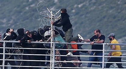 Βίντεο-σοκ από τα επεισόδια και το άγριο ξύλο πριν τον τελικό