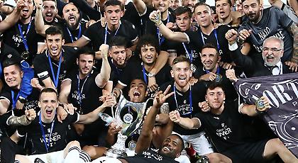 «Τρέλα» στο πούλμαν του ΠΑΟΚ, τραγουδούν συνθήματα αγκαλιά με την κούπα οι παίκτες! (video)