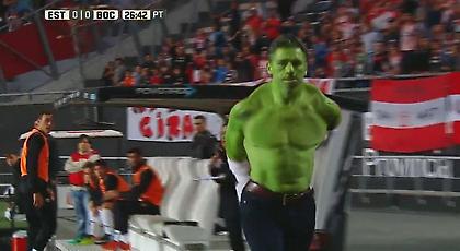 Προπονητής… Χουλκ: Διαμαρτυρήθηκε για πέναλτι και έσκισε το πουκάμισό του από τα νεύρα του! (video)