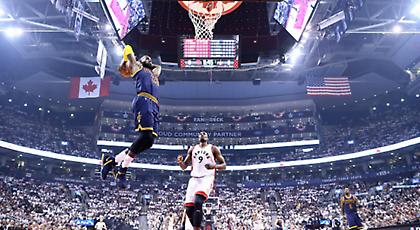 Ο Λεμπρόν ξέρει από... σκούπισμα!