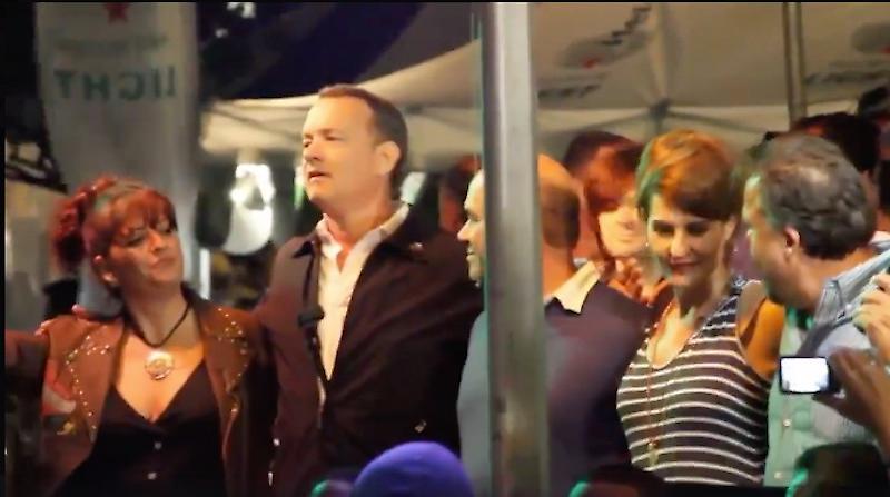 Θεούλης: Ο Τομ Χανκς χορεύει το «Μάτια Βουρκωμένα» και αποθεώνεται (video)