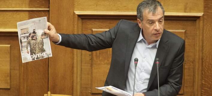 Καταγγελία Θεοδωράκη: Δημοσιογράφος της ΕΡΤ εξίσωσε τον Μακρόν με τη Λεπέν