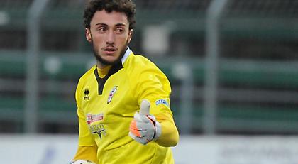 Δεν υπάρχει: Τερματοφύλακας βγαίνει μέχρι το κέντρο για να κερδίσει χρόνο (video)