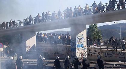 Βίντεο-σοκ: Το δολοφονικό χτύπημα με μαχαίρι από οπαδό του ΠΑΟΚ στην πεζογέφυρα