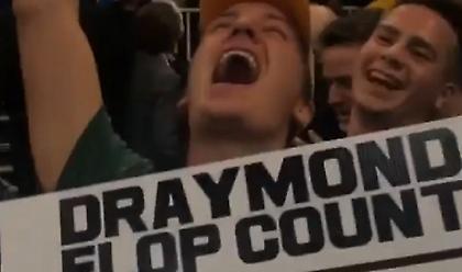 Ο Ντρέιμοντ Γκριν υπέγραψε πλακάτ που τον έκραζε (video)