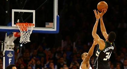 Τιτίβισμα στα ελληνικά από τους Μπακς: «Προσδεθείτε! Φεύγουμε...» (video)