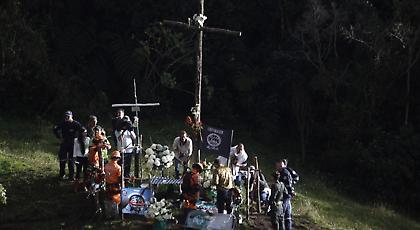 Οι επιζώντες της Σαπεκοένσε επέστρεψαν στο σημείο της συντριβής (video)