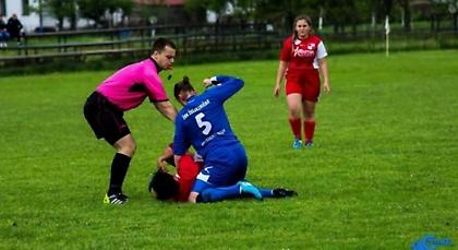 Μπουνιές σε ποδοσφαιρικό αγώνα γυναικών (pics)