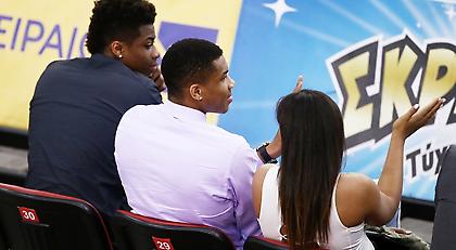 Λατρεία για Αντετοκούνμπο στο ΣΕΦ (pics)