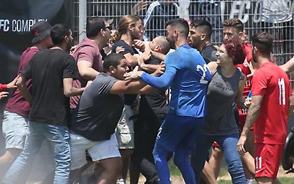 «Ζούγκλα» στην προπόνηση της Χάποελ: Ξύλο μεταξύ παικτών και οπαδών! (pics)