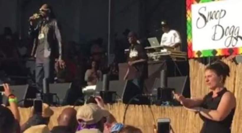 Τα σπάει η διερμηνέας νοηματικής δίπλα στον Snoop Dog (video)