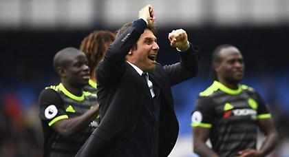 Έκαναν… μπάνιο με σαμπάνιες τον Κόντε (video)