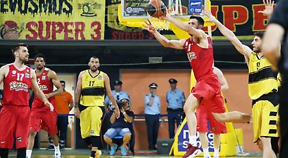 Φοβερό τρίποντο του Παπανικολάου με… προσποίηση από το κέντρο και απίστευτη αντίδραση του Πρίντεζη!