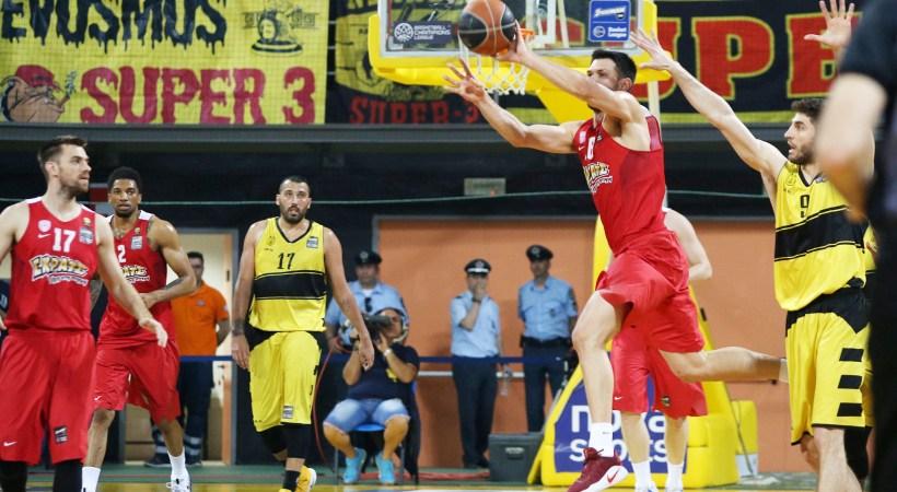 Φοβερό τρίποντο του Παπανικολάου με… προσποίηση από το κέντρο και απίστευτη αντίδραση του Πρίντεζη!