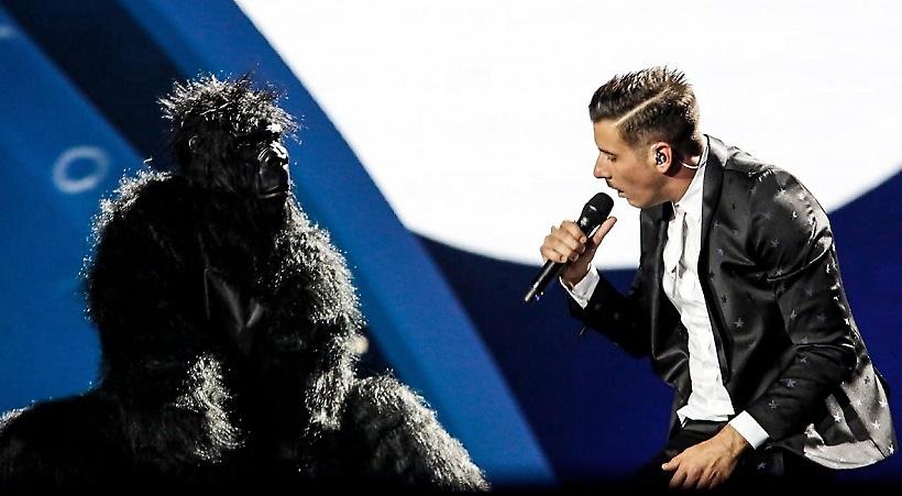 Eurovision: Ο Ιταλός ανέβηκε στη σκηνή με τον… χορευταρά πίθηκό του! (video)