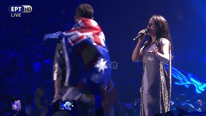 Eurovision 2017 – Τελικός: Κατέβασε το παντελόνι του και έδειξε τα οπίσθια του πάνω στη σκηνή!