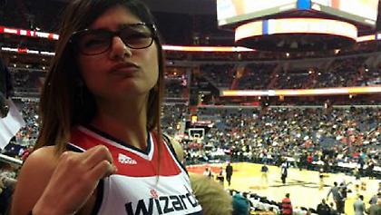 Πορνοστάρ προκάλεσε τον Αϊζέια Τόμας και… τιμωρήθηκε