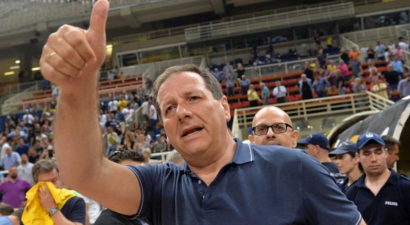 Στα αποδυτήρια ο Αγγελόπουλος