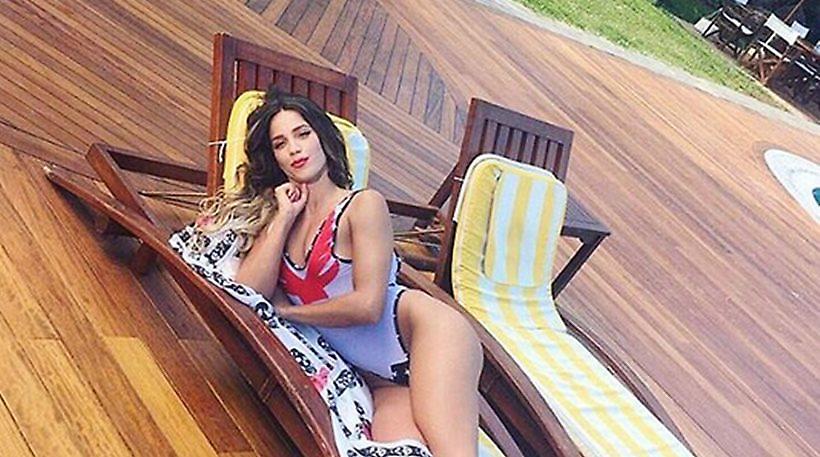 Η Στικούδη απλώνει το κορμί της στη σεζλόνγκ