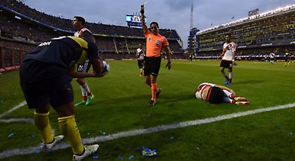 Πήγε να του… κόψει την καριέρα και έδειχνε ότι πήρε μπάλα (video)