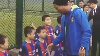 Θεός ο πιτσιρικάς: Ροναλντίνιο, δώσε το χέρι αντρικά ρε... αντρικά ρε! (video)