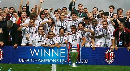 Επιστρέφει στο γήπεδο η απονομή του Champions και του Europa League