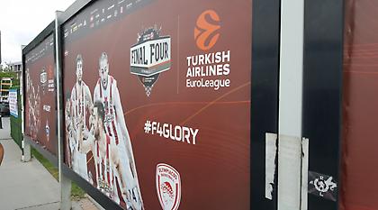 Η εντυπωσιακή αφίσα του Ολυμπιακού στην Κωνσταντινούπολη δεν έχει... Σπανούλη (pics)