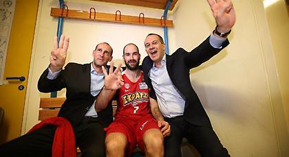 Το φιλί του Αγγελόπουλου στον Σπανούλη (video)