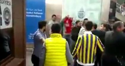 Οπαδοί της Φενέρ την… πέφτουν σε Ολυμπιακούς και τους παίρνουν τις μπλούζες (video)