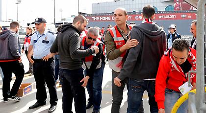 Η είσοδος των οπαδών του Ολυμπιακού στο «Σινάν Ερντέμ» (pics/video)