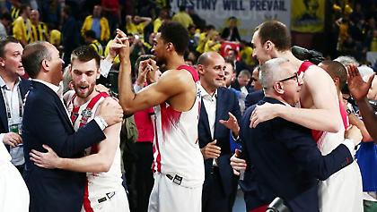 Oι έξαλλοι πανηγυρισμοί των «ερυθρόλευκων» μέσα στο «Σινάν Ερντέμ» (video)