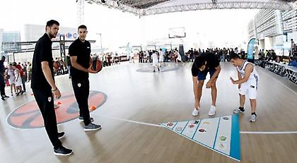 Έπαιξαν μπάσκετ με παιδάκια οι Παπανικολάου και Παπαπέτρου (video)