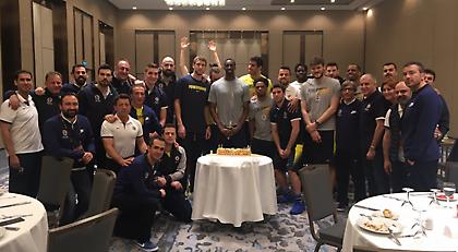 Έκοψε την τούρτα του με μία… χατζάρα ο Ούντο (video)