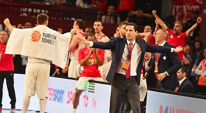 Μαζί με τους προέδρους είδε το Φενέρ-Ρεάλ ο Σφαιρόπουλος (pic)