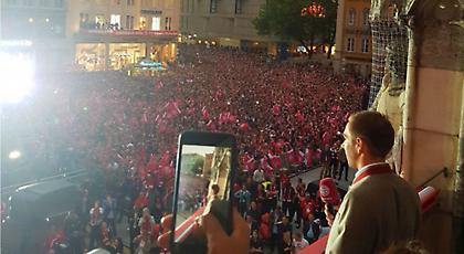 Όλο το Μόναχο τραγούδησε για τον Λαμ (vids)