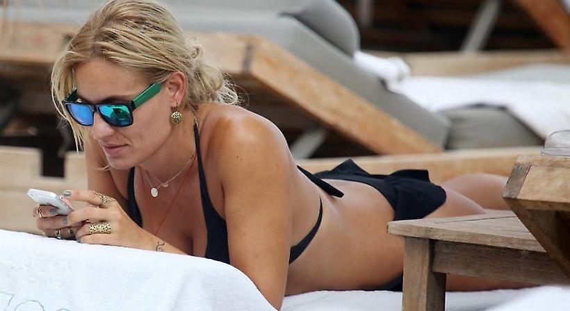 Η Ελεονώρα Μελέτη ποζάρει με hot μαγιό και «κόβει» την ανάσα!
