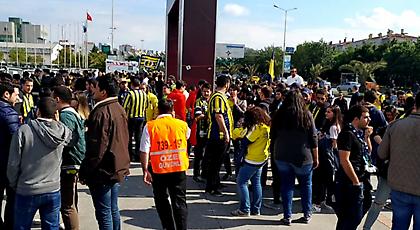 Από νωρίς σε κλίμα τελικού οι οπαδοί της Φενέρ έξω από το γήπεδο (Web TV)