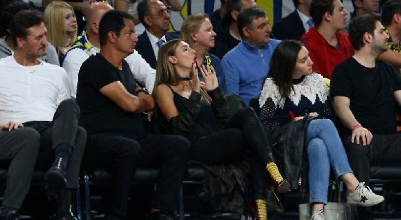 Με... εντυπωσιακή παρέα βλέπει τον τελικό ο Ακούν Ιλικάλι (pics)