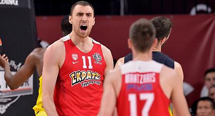 Το «in your face» κάρφωμα του Μιλουτίνοφ στον Βέσελι (video)