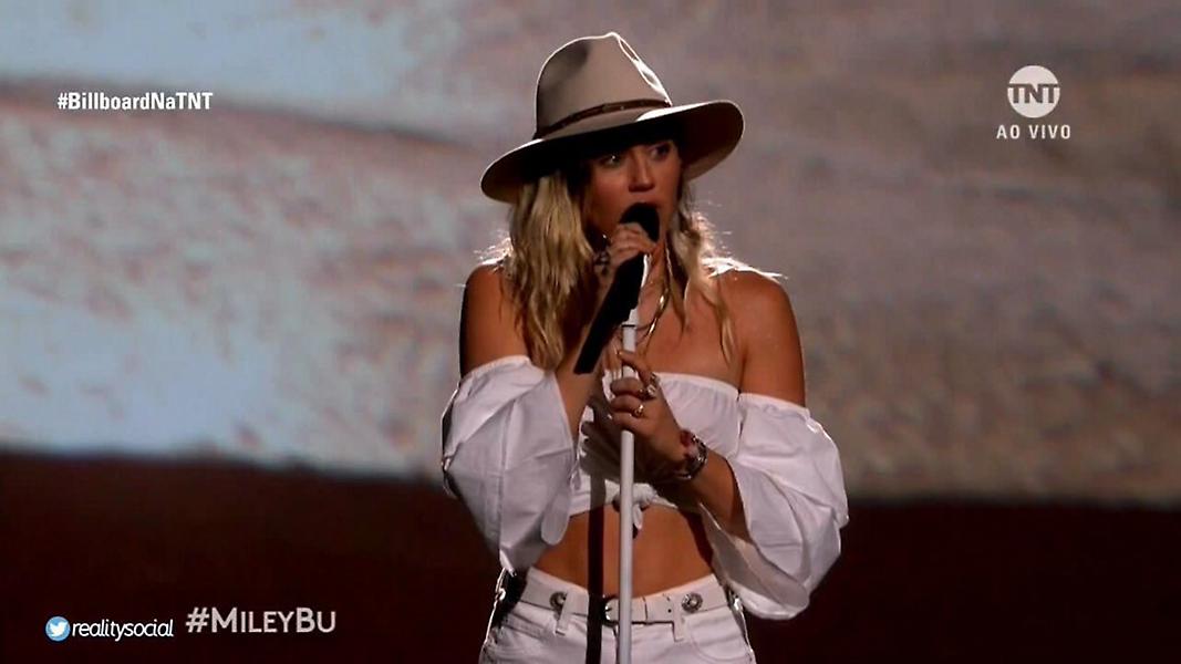 Η νέα Miley Cirus δεν σοκάρει πια: Αλλαγμένη στη σκηνή των Billboard Awards