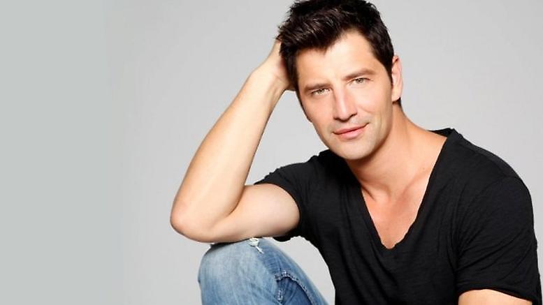 Ο Σάκης Ρουβάς στην «έδρα» του Survivor 15 χρόνια πριν (pic)