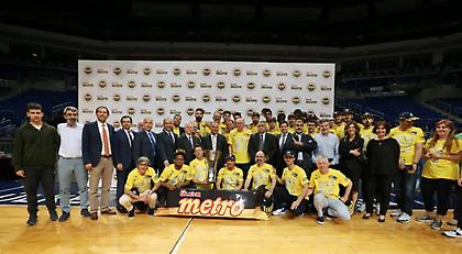 Έκοψαν… πίτα για την κατάκτηση της Ευρωλίγκας στη Φενέρ (pics)