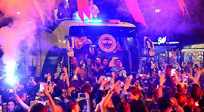 Χαμός στην παρέλαση-φιέστα της Φενέρ! (videos/pics)