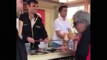 Το «μαρτύριο» του Τάκη Τσουκαλά για να φάει παγωτό στην Τουρκία (video)