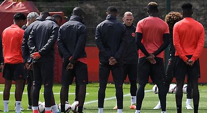 Ενός λεπτού σιγή στην προπόνηση της Μαν. Γιουνάιτεντ (video/pics)