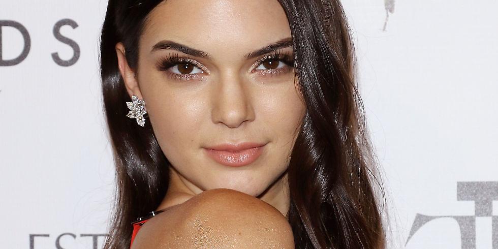 Η Kendall Jenner φοράει τα πρόστυχα, τα μαύρα, τα εσώρουχα της (video/pics)