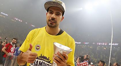 Ελληνική σημαία με Σλούκα στο γήπεδο της Φενέρ (pic)