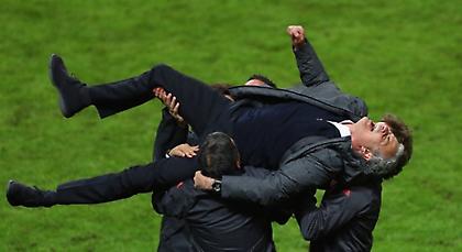 ΤΡΕΛΑ: Δείτε πώς πανηγύρισε ο Μουρίνιο με τον γιο του την κατάκτηση του Europa! (video)