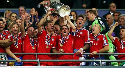 Όταν ο Ρόμπεν χάρισε την κούπα στη Μπάγερν! (videos/pics)