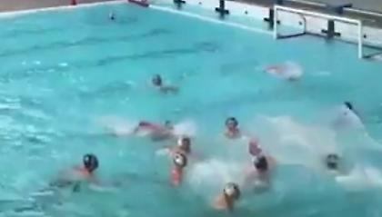 Ξύλο και των γονέων σε αγώνα πόλο στην Ιταλία (video)